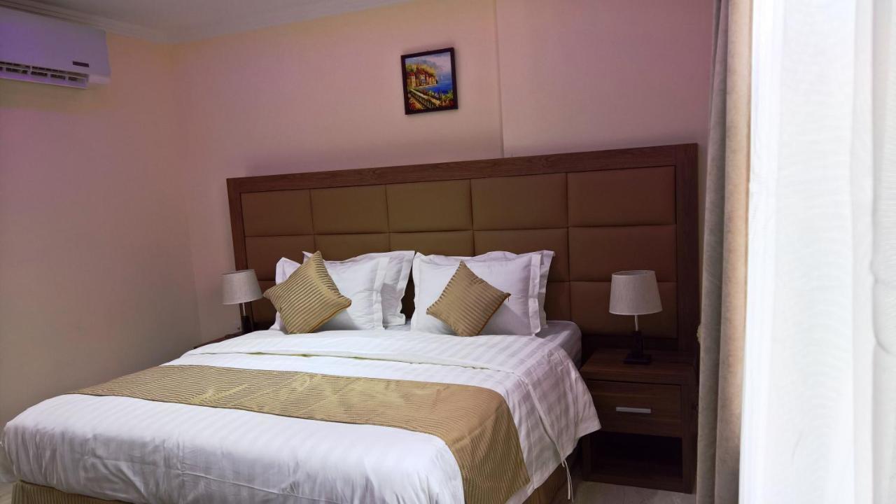 Gold Palace Serviced Apartments เจดดาห์ ภายนอก รูปภาพ
