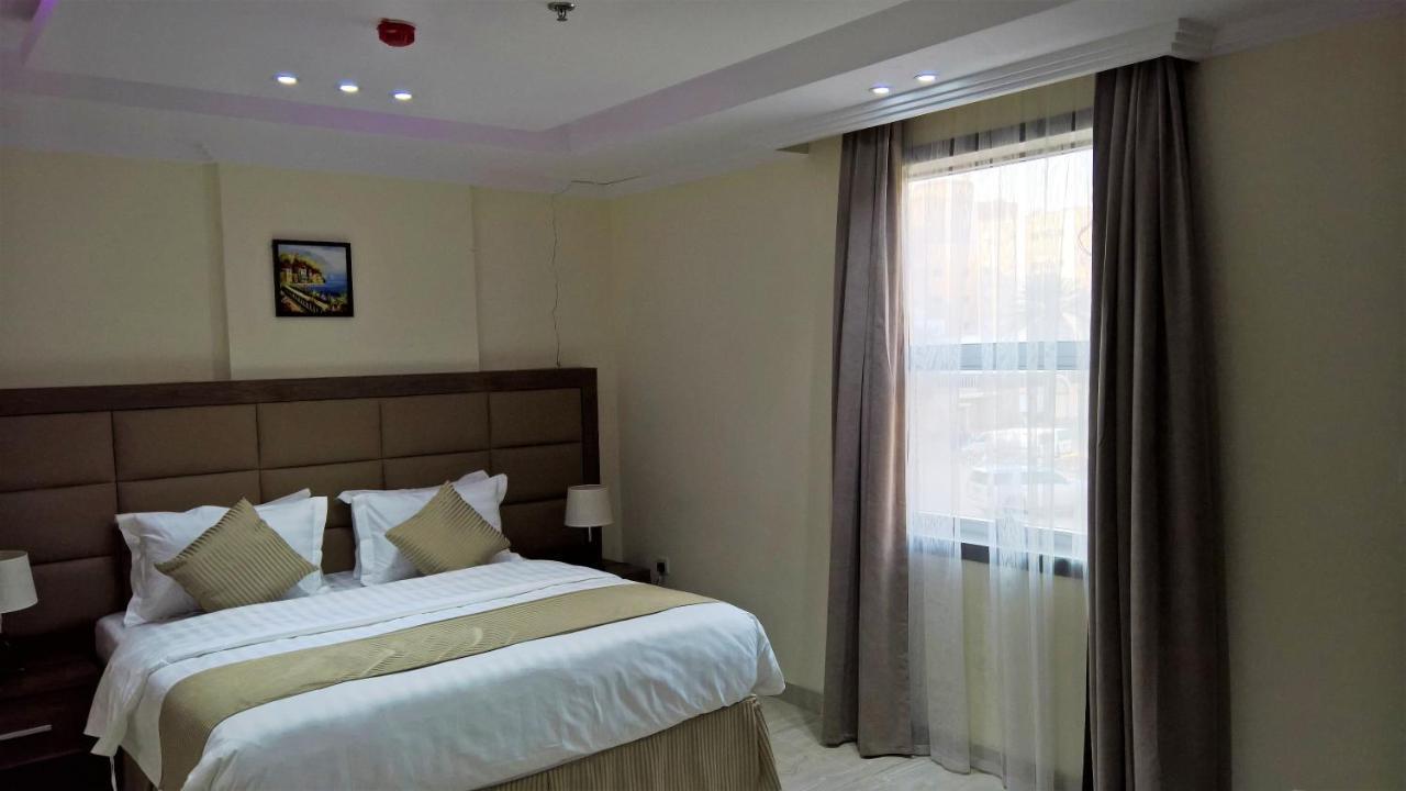 Gold Palace Serviced Apartments เจดดาห์ ภายนอก รูปภาพ